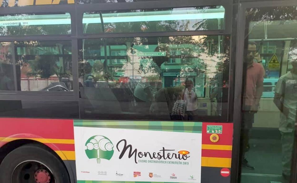 Vista de la publicidad en uno de los autobuses 