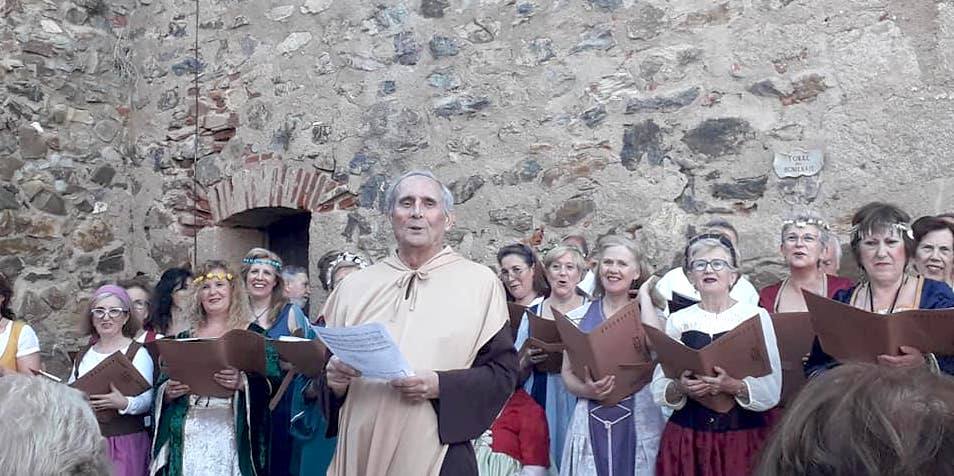 Integrantes de 'Castillo y Encinas' durante una actuación con ambientación medieval 