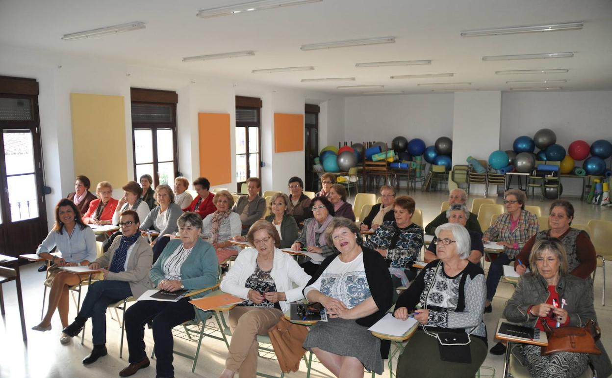 Mujeres de Monesterio en reunión 
