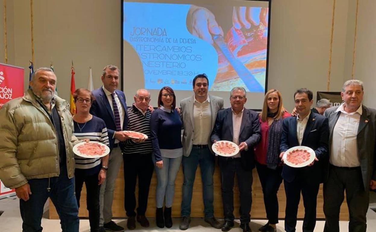 Monesterio lleva la cocina de la dehesa hasta la localidad cántabra de Santoña
