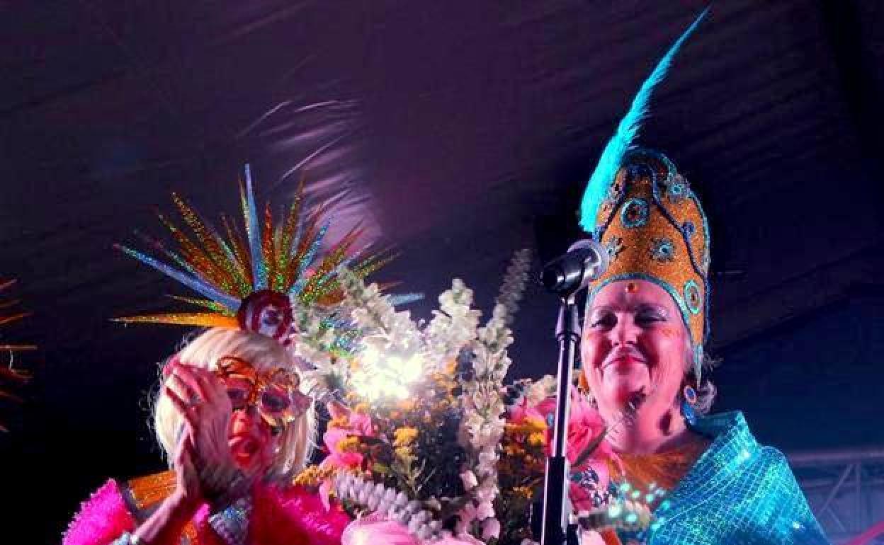 Isabel Gordillo (a la derecha) fue la pregonera del Carnaval 2016 