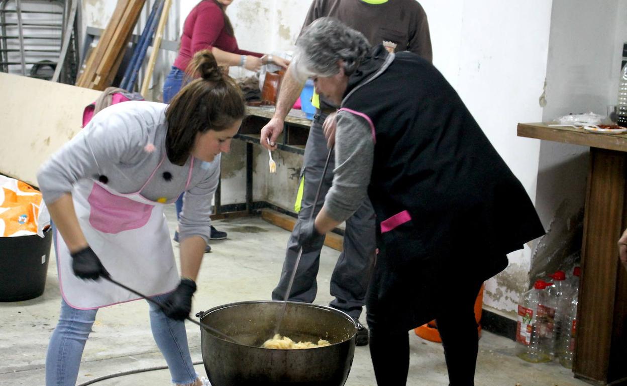 Elaborando las migas para los comensales 