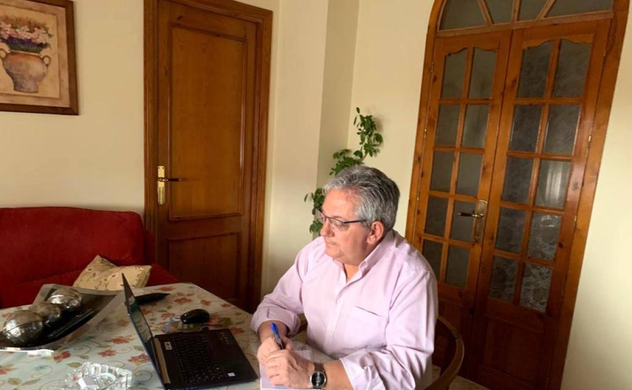 El alcalde, trabajando en casa, desde donde nos atiende vía telefó́nica. 