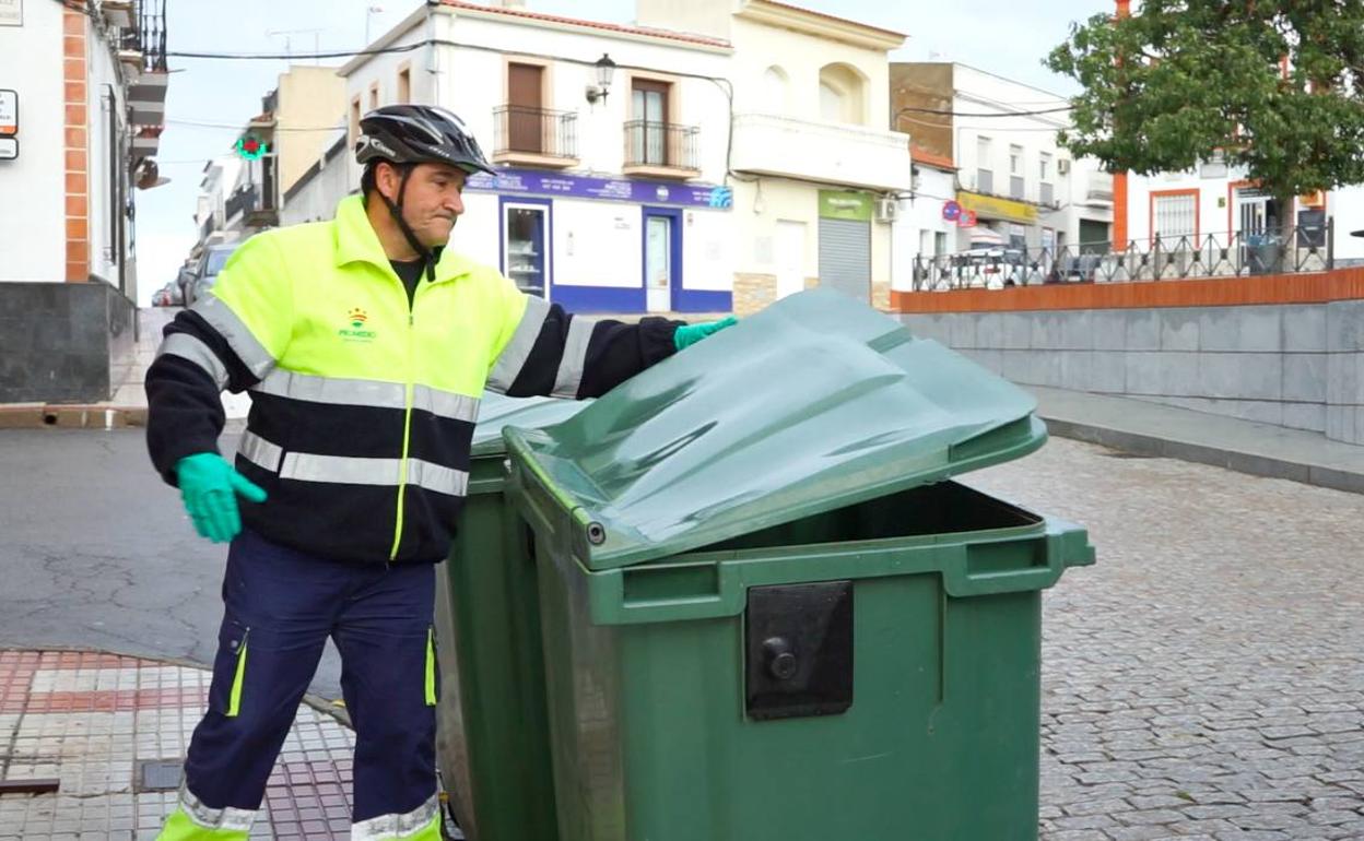 Un operario cierra la tapa de uno de los contenedores 