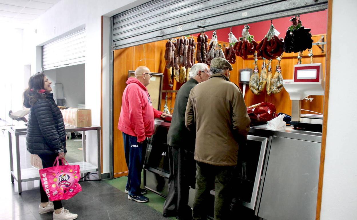 Vecinos en uno de los puestos del Mercado realizando sus compras, antes de la pandemia por COVID-19 