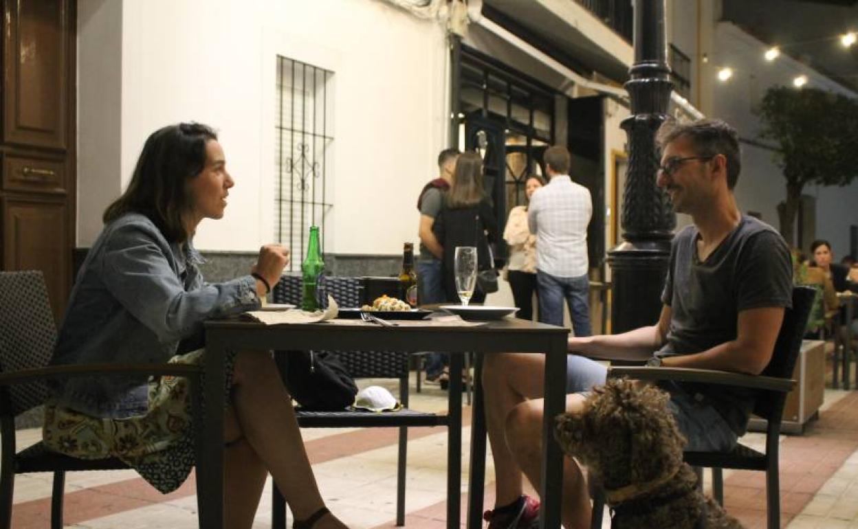 Antonio,Sheila y Turca, durante su cena en Monesterio. 