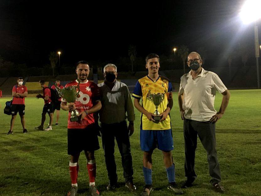 Los capitanes de ambos equipos, el alcalde y el presidente del C.P. Monesterio durante la entrega del trofeo en el municipal. 