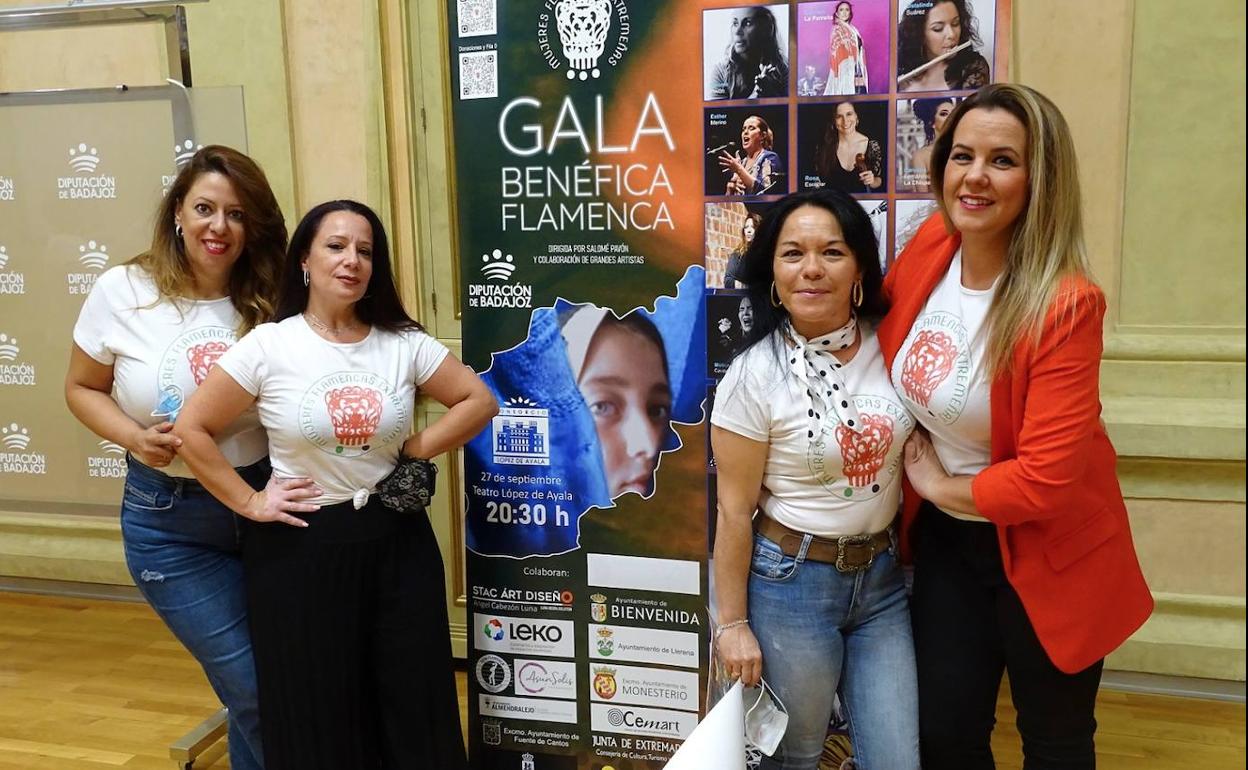 Artistas participantes en la gala junto al cartel en el que puede verse el logo del ayuntamiento de Monesterio 