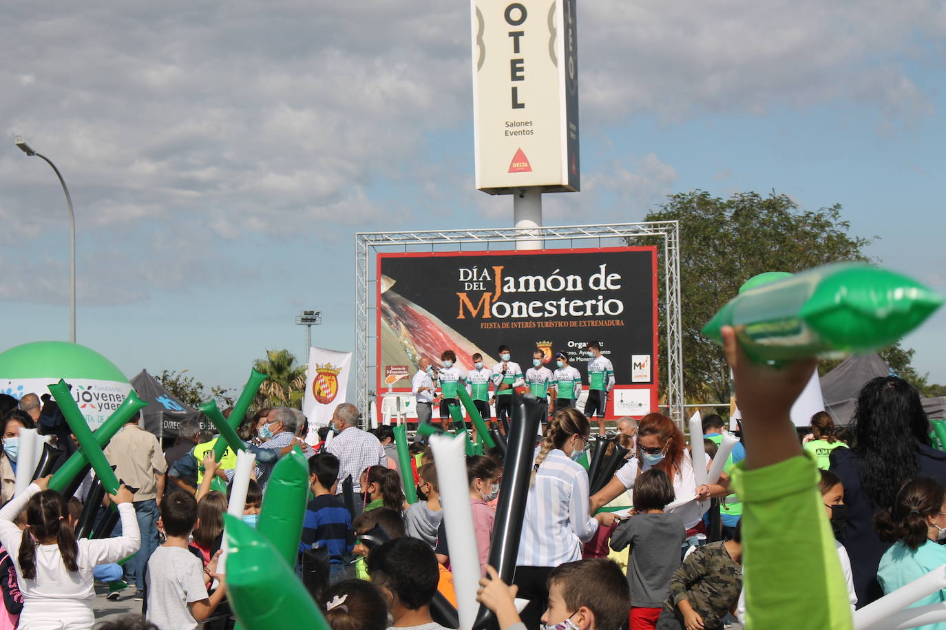 Ambiente delante del escenario de presentación, donde los más pequeños de la casa fueron los protagonistas