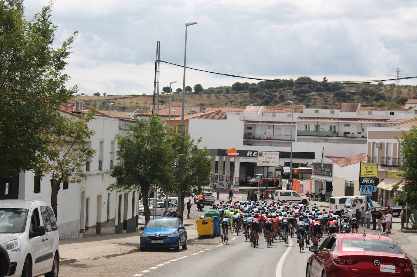 Vista del conjunto ciclista de espaldas a su paso por Monesterio