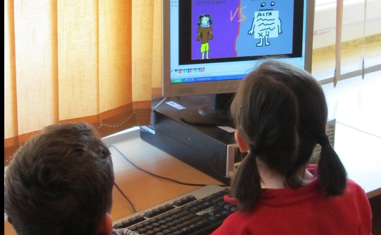 Niños realizando tareas frente a un ordenador 