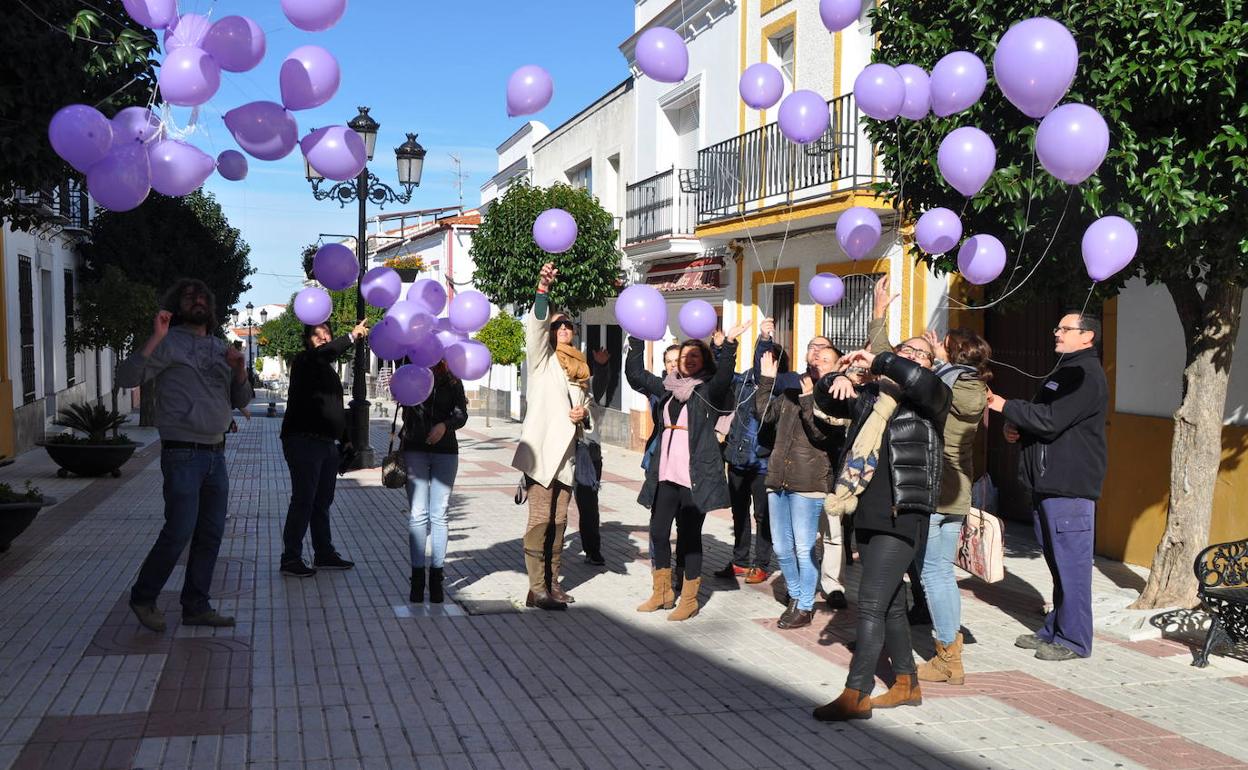 Suelta de globos violetas en Monesterio en señal de apoyo a las víctimas de violencia de género 