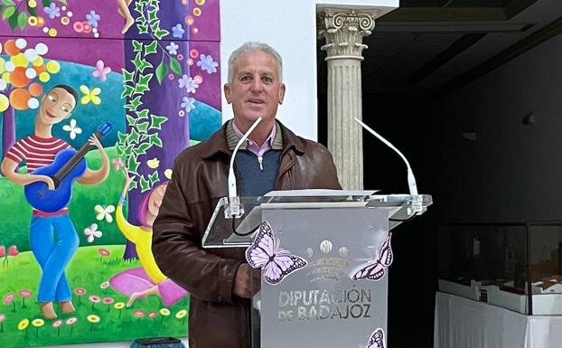 El vecino, José Garrote, durante la lectura de su poesía 'Amargura' 