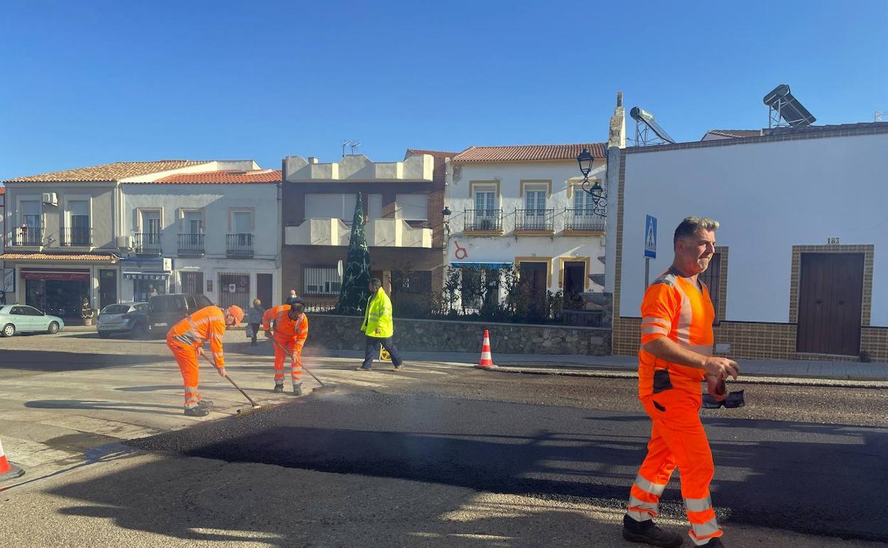Durante el aslfaltado de la N-630 a su paso por Monesterio, este viernes 