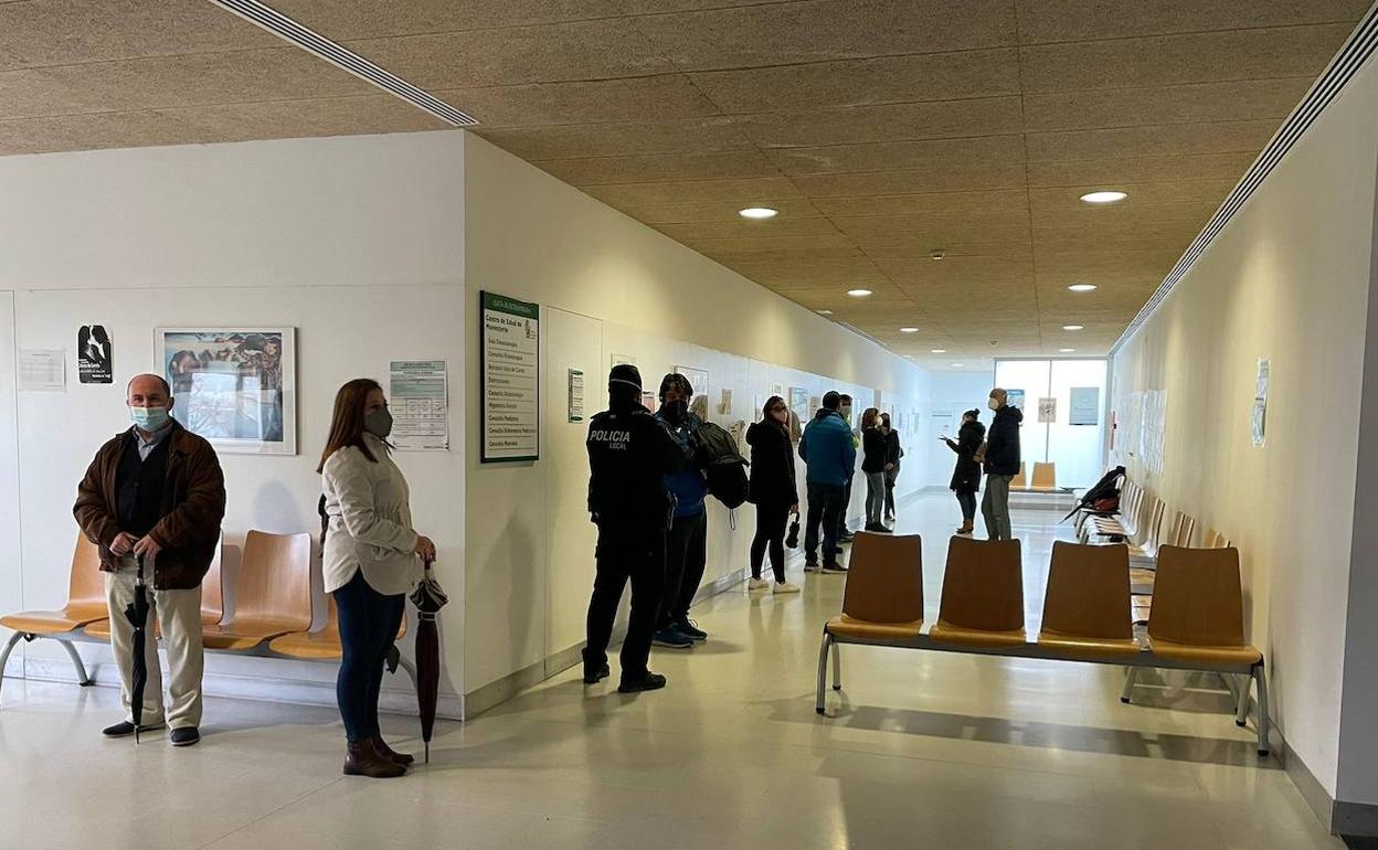 Vecinos en el Centro de Salud esperando a recibir la tercera dosis de la vacuna, esta mañana. 