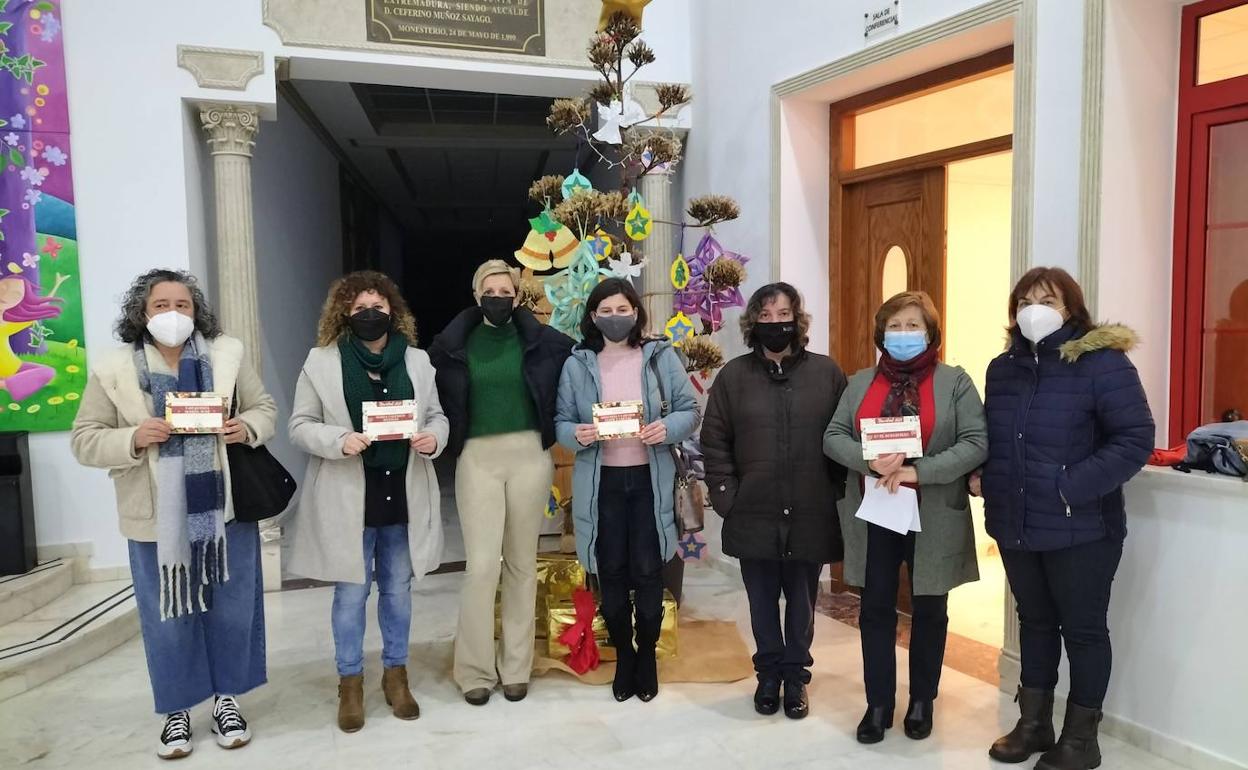 Las premiadas, junto a la respondable del área de Cultura, Loli Vargas 