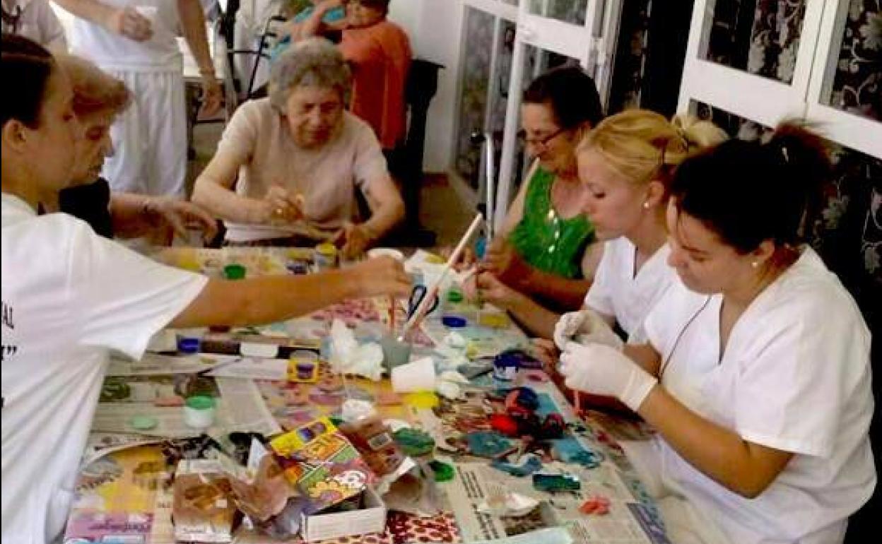 Alumnos de un antiguo curso de atención sociosanitaria en Monesterio 