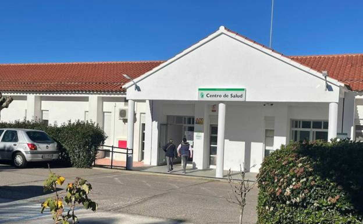Vecinas entrando en el Centro de Salud. 