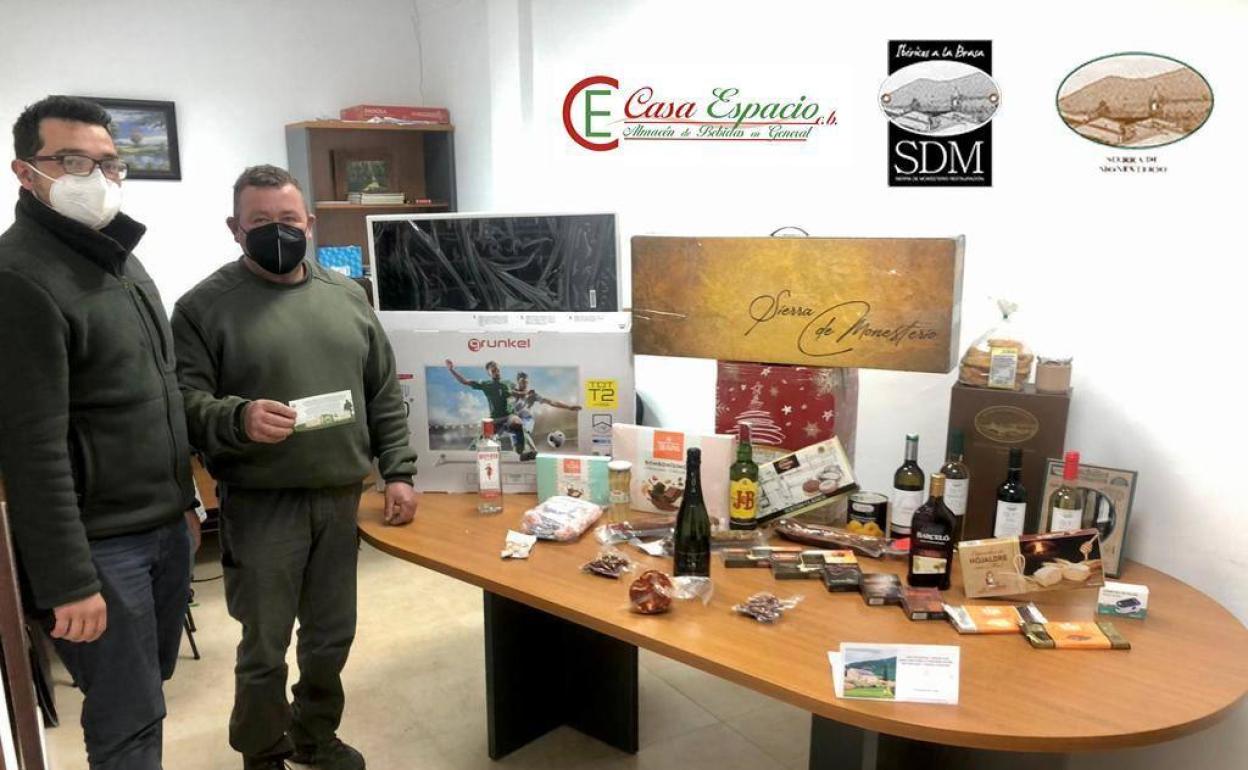 El agraciado junto al presidente de la Sociedad de Cazadores de Monesterio, Fco. Garrón 