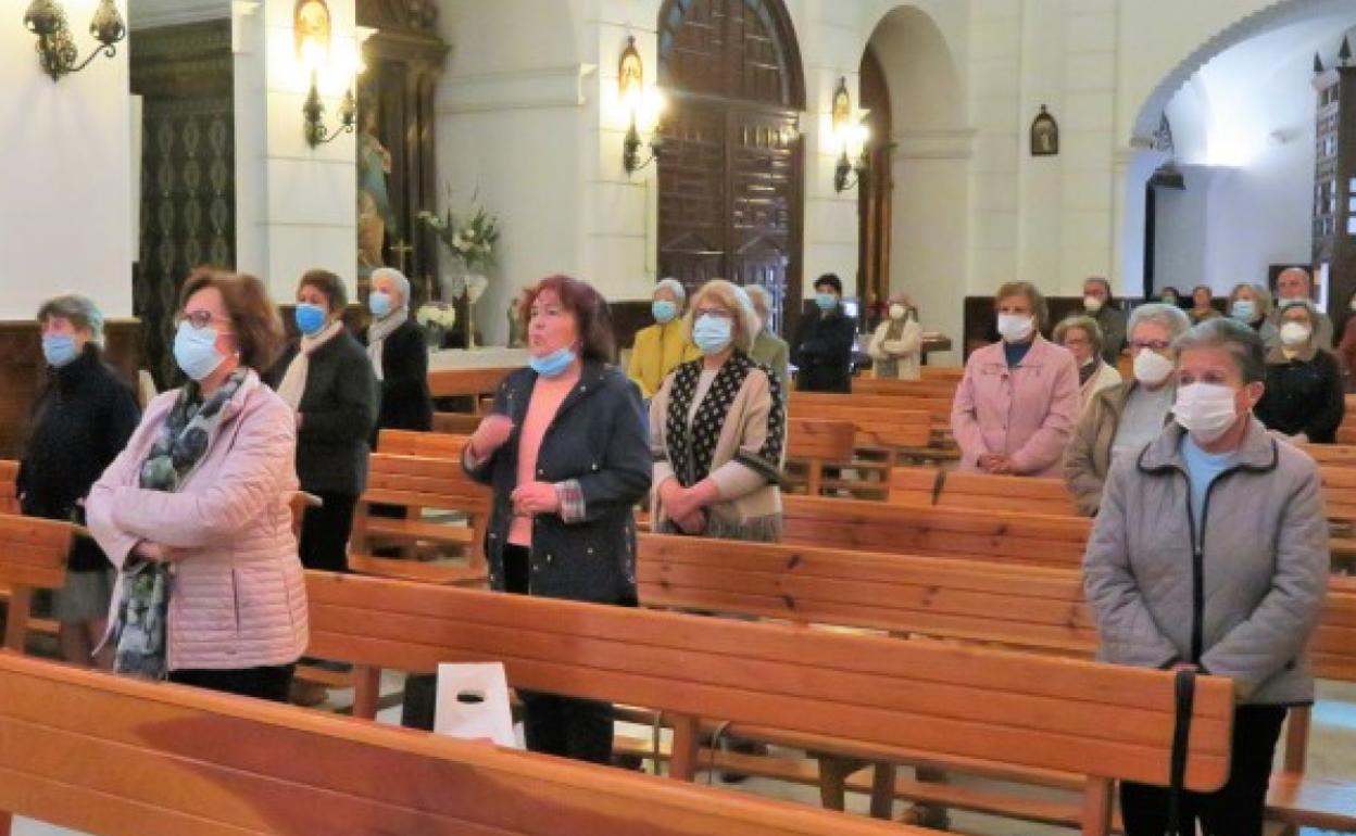 Durante una eucaristía, en la Iglesia San Pedro Apóstol. 