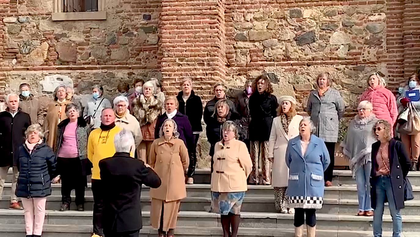 Durante la interpretación del 'Dona Nobis Pacem' este domingo, en la Plaza del Pueblo de Monesterio 