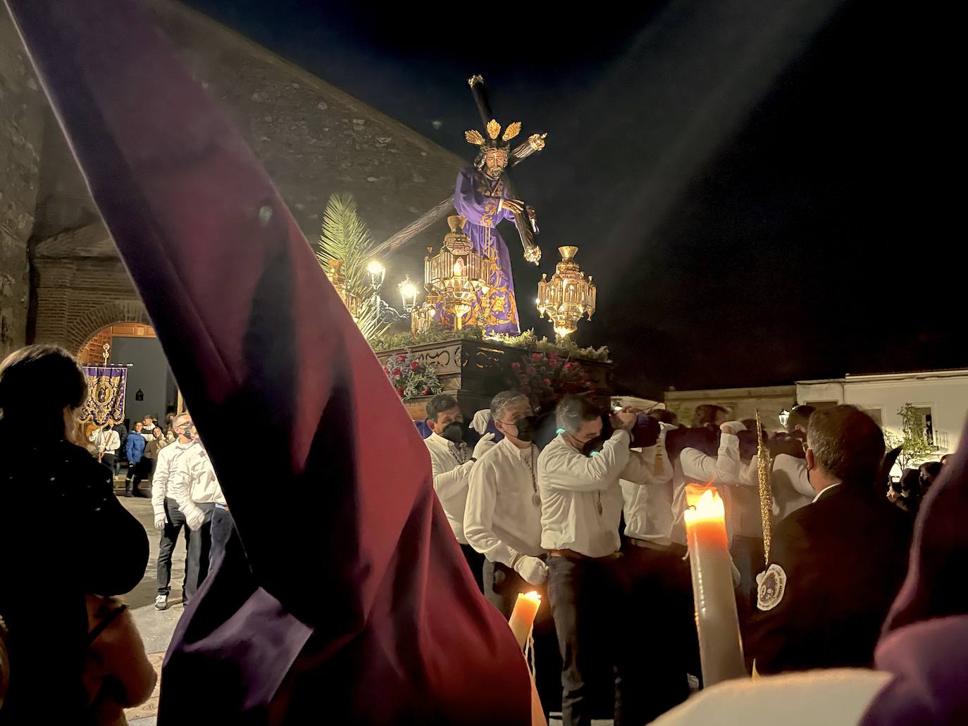 Nuestro Padre Jesús Nazareno, a su regreso al templo, este Martes Santo por la noche. 