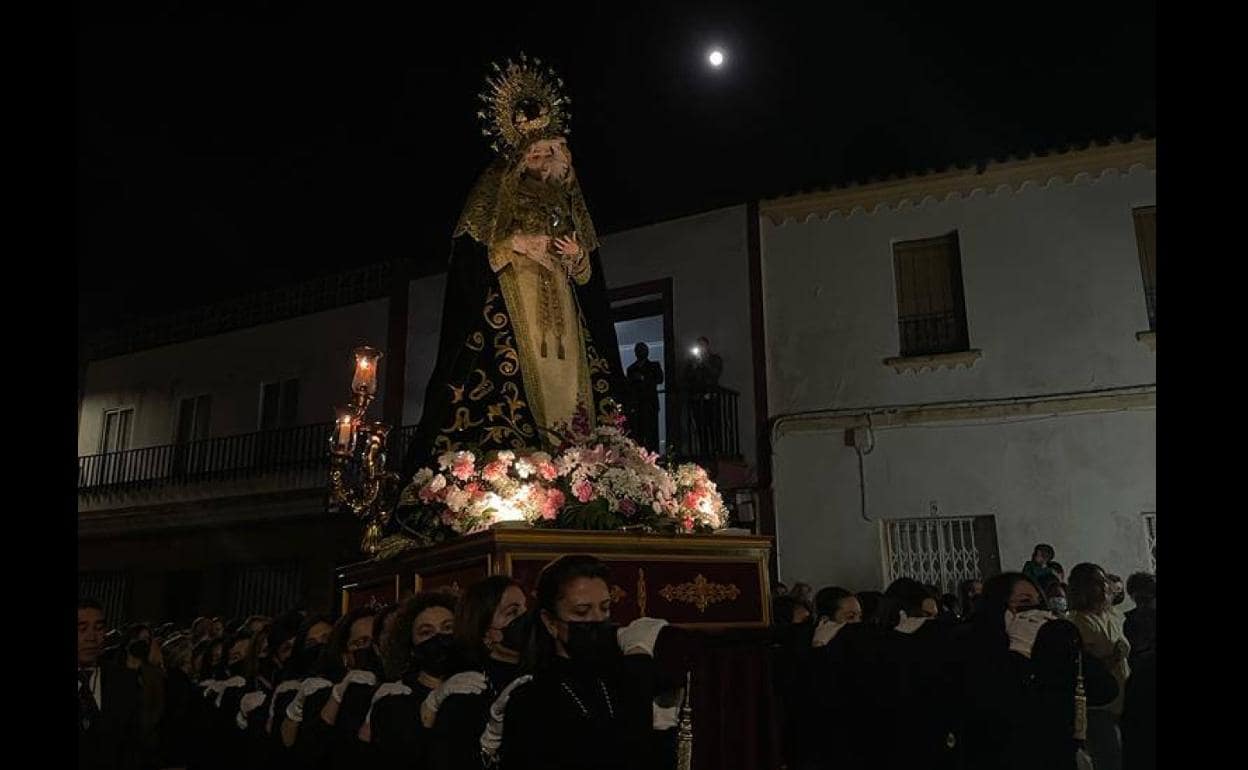 Las mujeres de Monesterio portan por primera vez a la Virgen de los Dolores  | Hoy