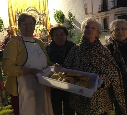 Los dulces típicos de esta fecha no faltan en la noche del 2 al 3 de mayo en la cena vecinal. 