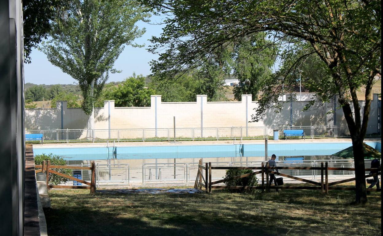 Vista desde el parque de la piscina municipal de Monesterio, que está semivacía, el pasado viernes 