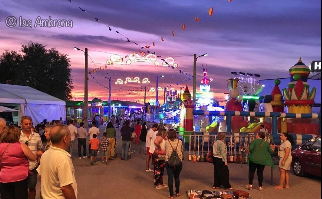 Imagen de archivo de una edición de la Feria de Monesterio al atardecer. 