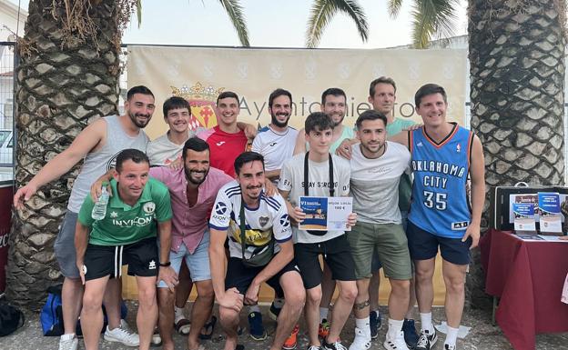 Imagen principal - ARRIBA:  'Mixtos FS' que fue el mejor equipo local y su portero, Álex Morón fue el mejor portero de la competición.  ABAJO A LA IZQUIERDA:  Representantes de los segundos clasificados, 'Calera FS', junto al concejal de deportes, Javier Granadero.  ABAJO A LA DERECHA:  Álex Moñino, de 'Mineros FS', que consiguió el premio al máximo goleador 