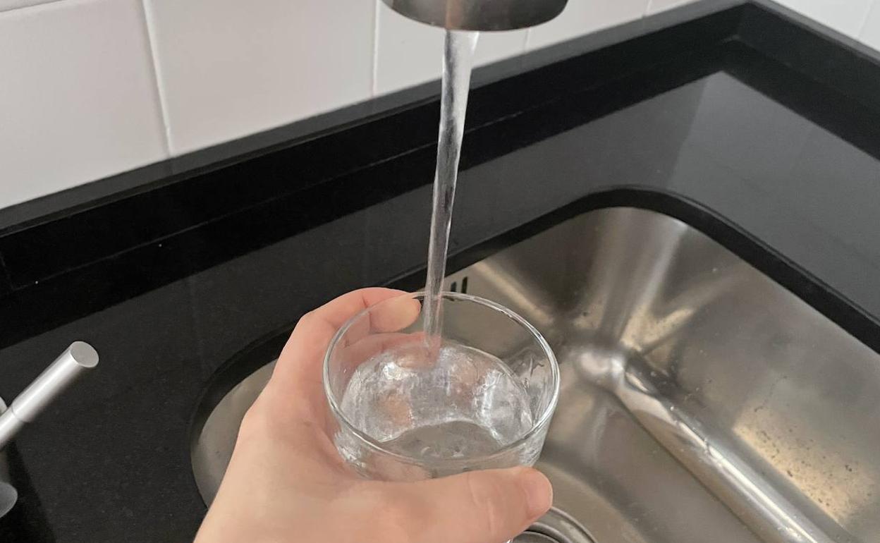 Rellenando un vaso de agua 