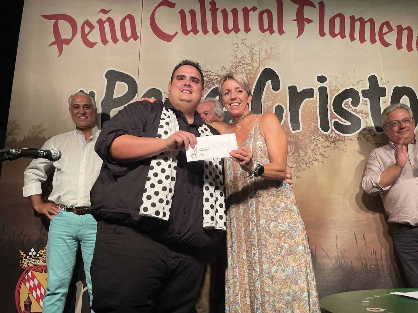 La concejala de Cultura, Loli Vargas, hace entrega a José Antonio Bermejo de los 600 euros del segundo premio