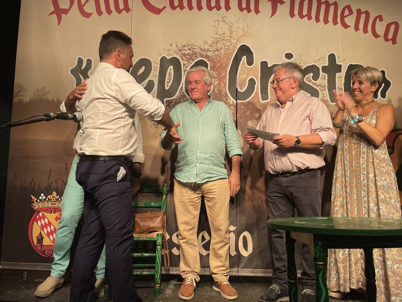 José Manuel Gómez sube al escenario a recoger el primer premio