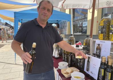 Imagen secundaria 1 - Carteles reivindicativos de la falta de agua y aceite de la Cooperativa de San Isidro, que pudo degustarse 