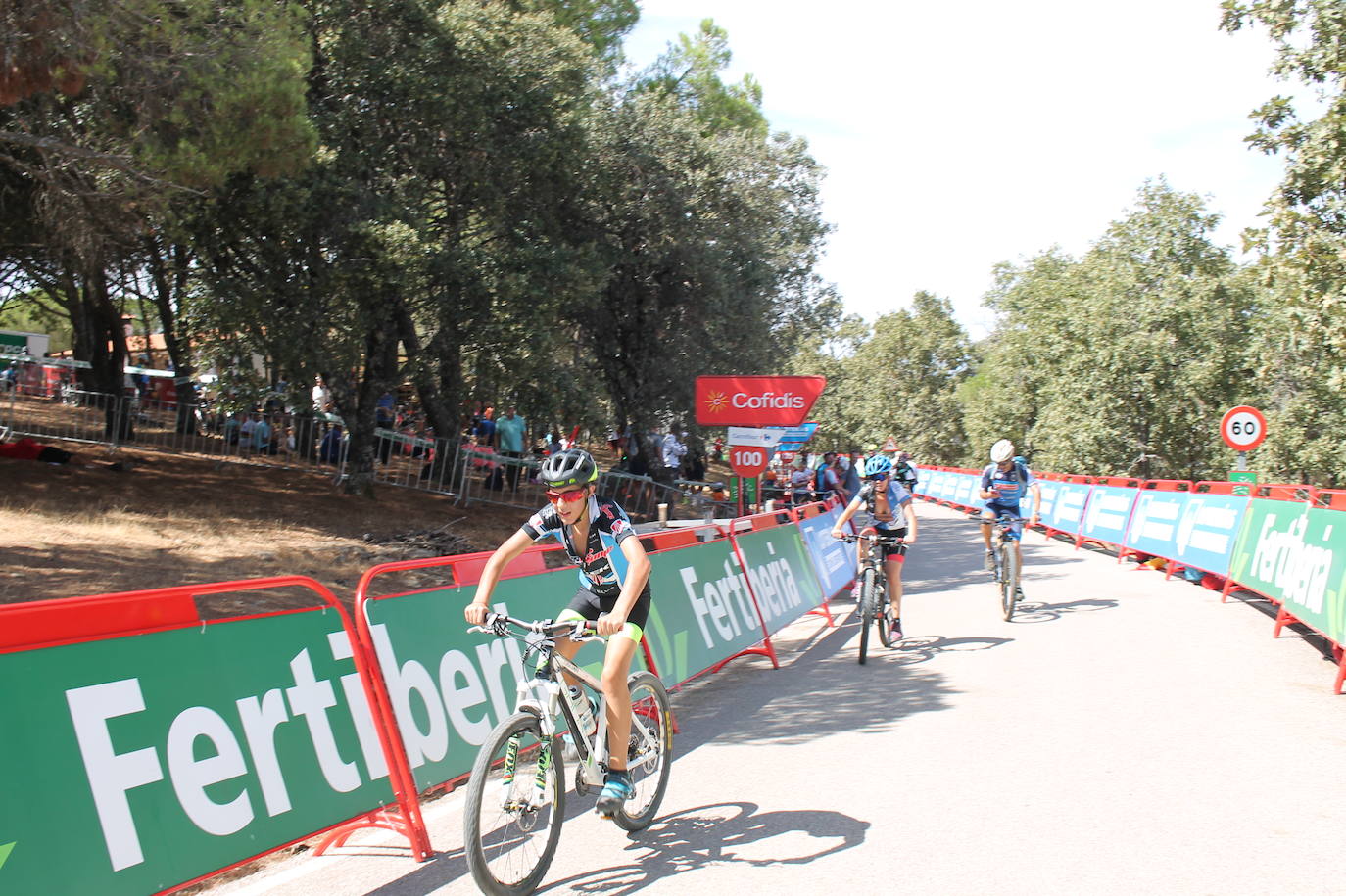 Mayores y pequeños no dudaron en meterse en la piel de auténticos ciclistas profesionales