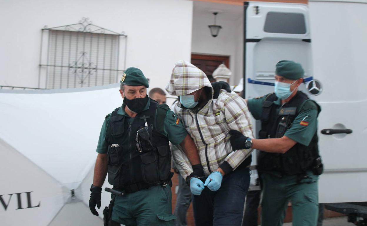 La Guardia Civil conduce a Eugenio Delgado en Monesterio tras uno de los registros en su domicilio 