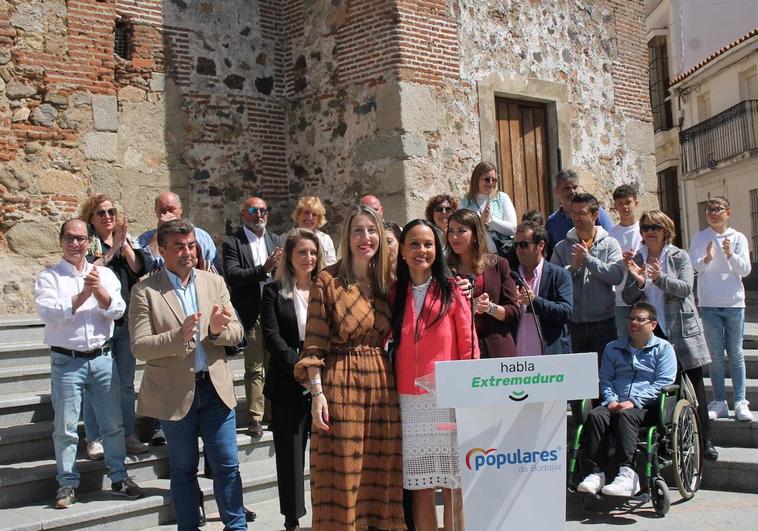 Ana Campos y María Guardiola se abrazan tras la presentación de la candidatura, ayer en la plaza del pueblo de Monesterio
