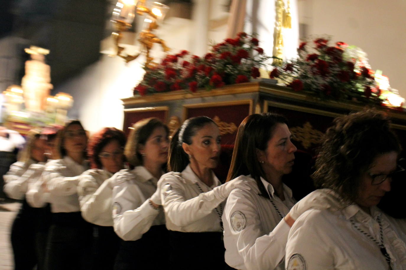 La mujeres vuelven a ser los pies y los ojos del Cautivo y del Amarrado a la Columna