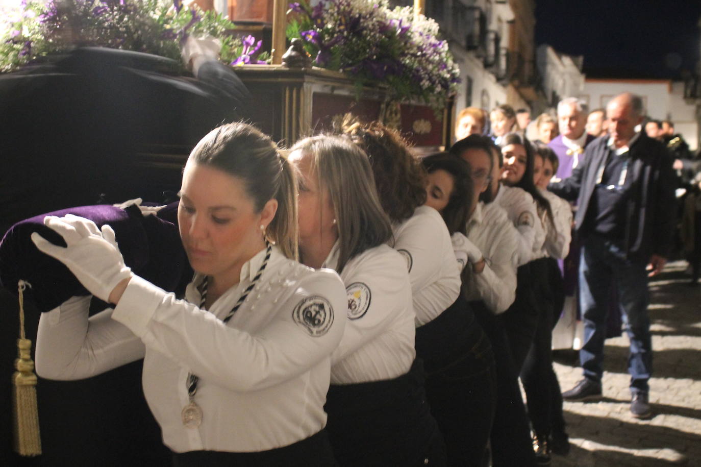 La mujeres vuelven a ser los pies y los ojos del Cautivo y del Amarrado a la Columna