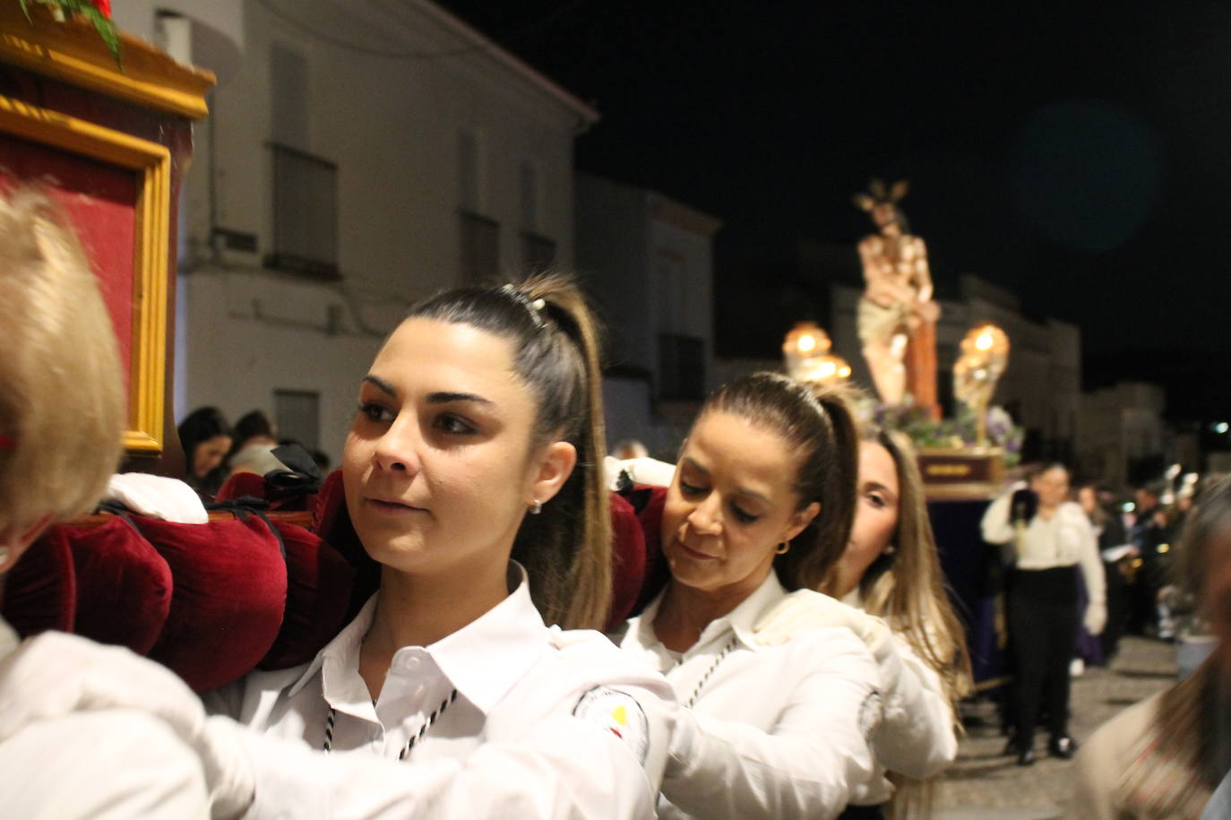 La mujeres vuelven a ser los pies y los ojos del Cautivo y del Amarrado a la Columna