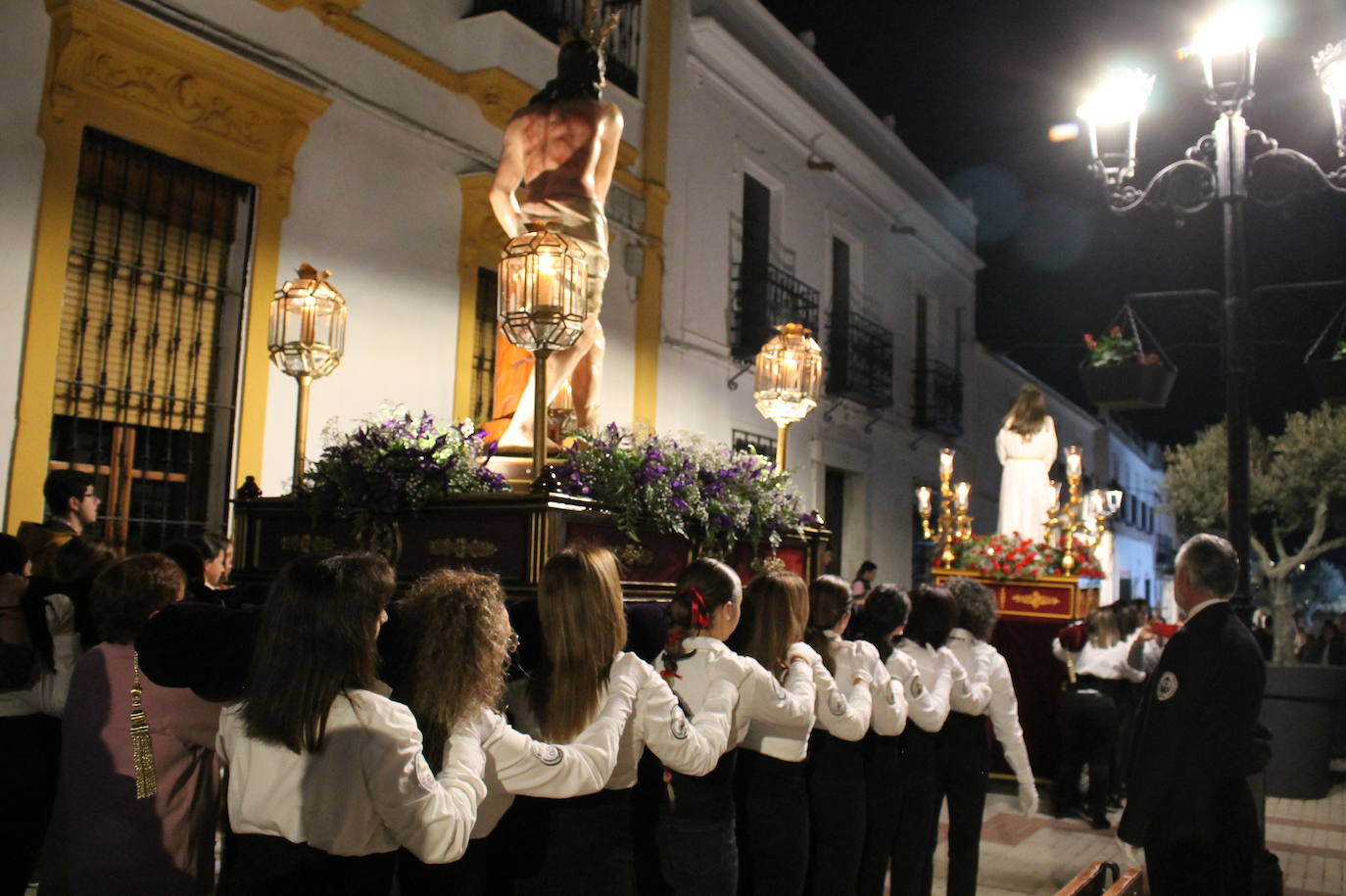 La mujeres vuelven a ser los pies y los ojos del Cautivo y del Amarrado a la Columna