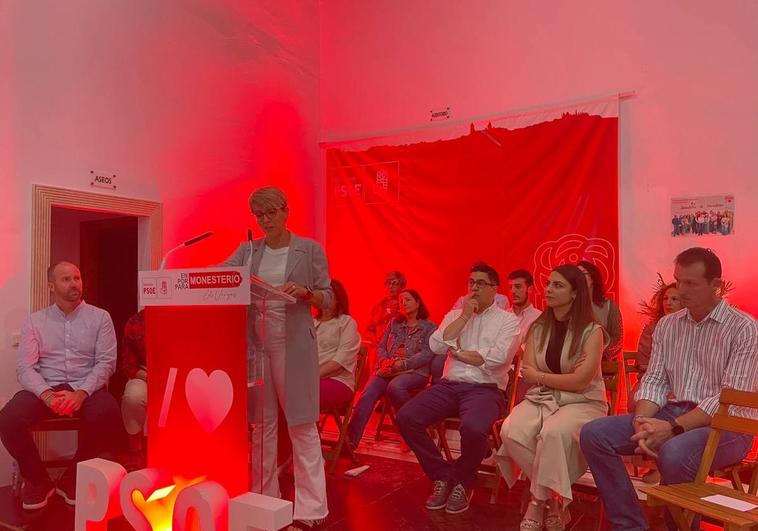 Loli Vargas, junto a su equipo, el día de la presentación oficial de la candidatura del PSOE de Monesterio