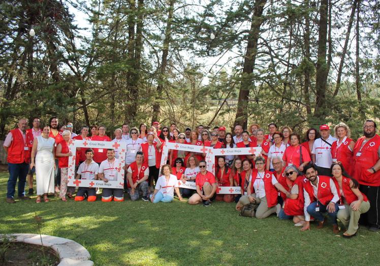 Imagen principal - La Asamblea Comarcal de Cruz Roja celebra su I Encuentro de Voluntariado en Monesterio