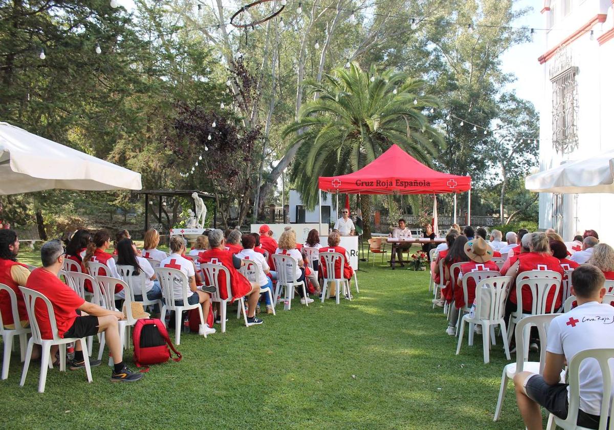 Domingo Delgado, presidente de la Asamblea Comarcal, se dirige a los voluntarios durante el acto institucional