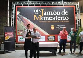 Álvaro Diezma se llevó en 2022 hasta Toledo el Cuchillo Jamonero de Oro de Monesterio.