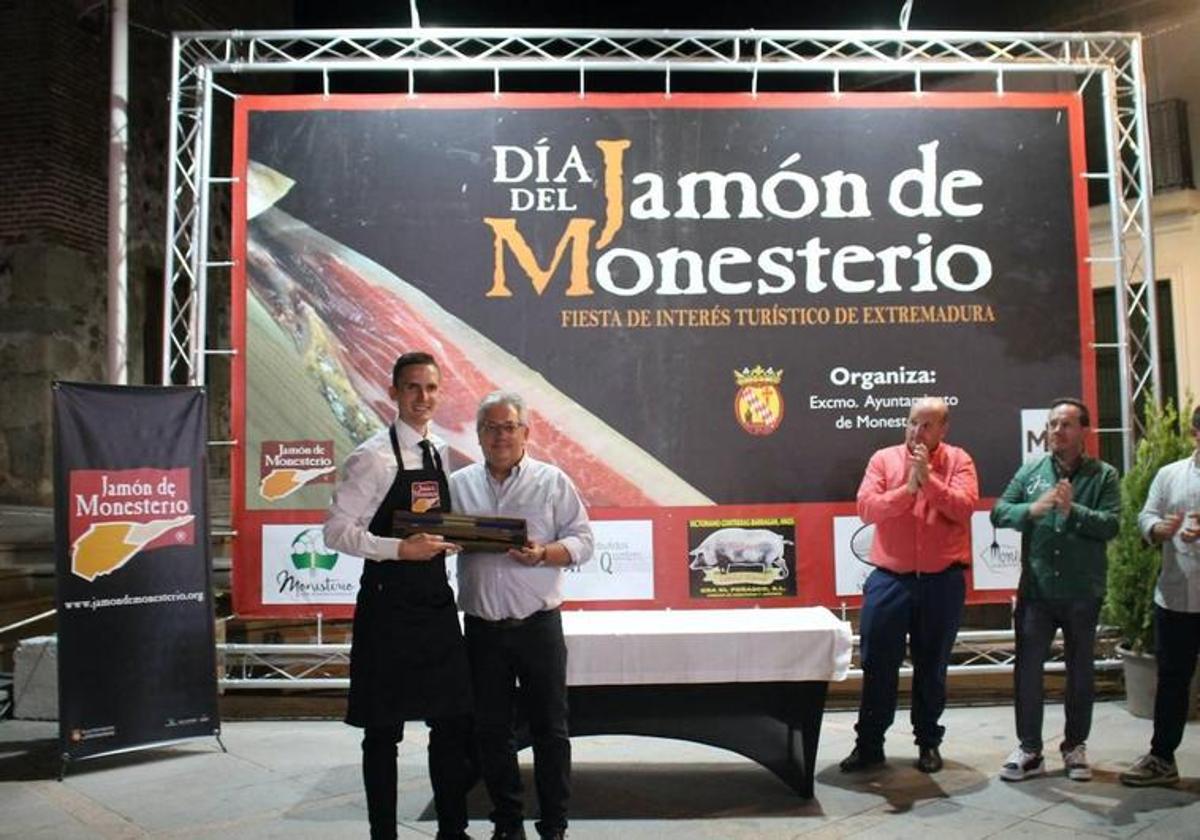 Tres pacenses y dos sevillanos se disputan esta noche el prestigioso Cuchillo Jamonero de Oro de Monesterio