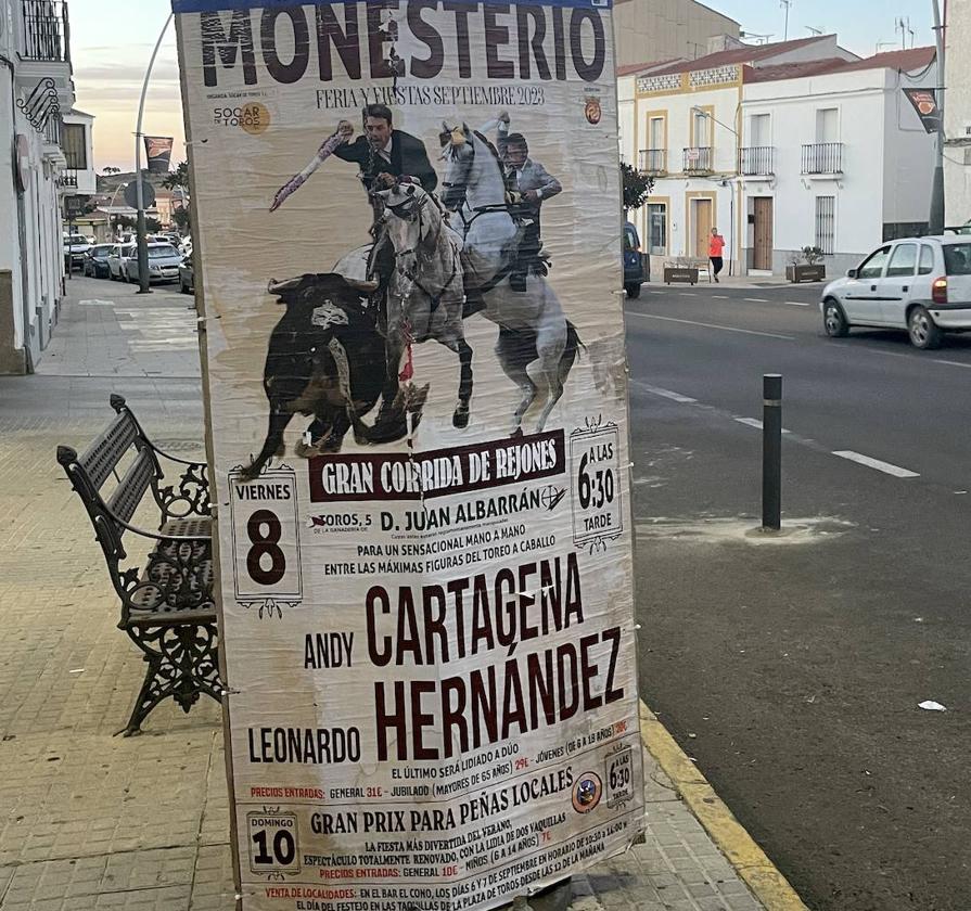 Cartel del espectáculo taurino que tendrá lugar este viernes en Monesterio con motivo de sus Ferias y Fiestas