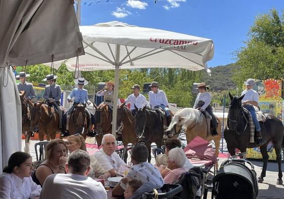 Caballos en el recinto ferial de Monesterio