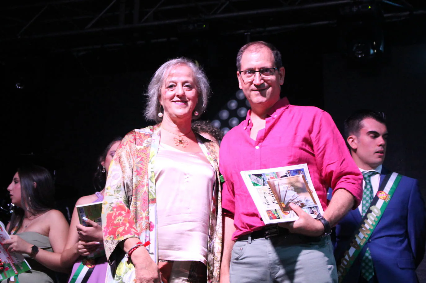 Javier Molina Palomino también recibió de manos de la concejala de Cultura el premio del XXXVII Certamen Literario de Relatos, 'Villa de Monesterio
